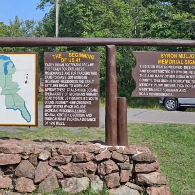 US-41 historical sign with map and memorial.